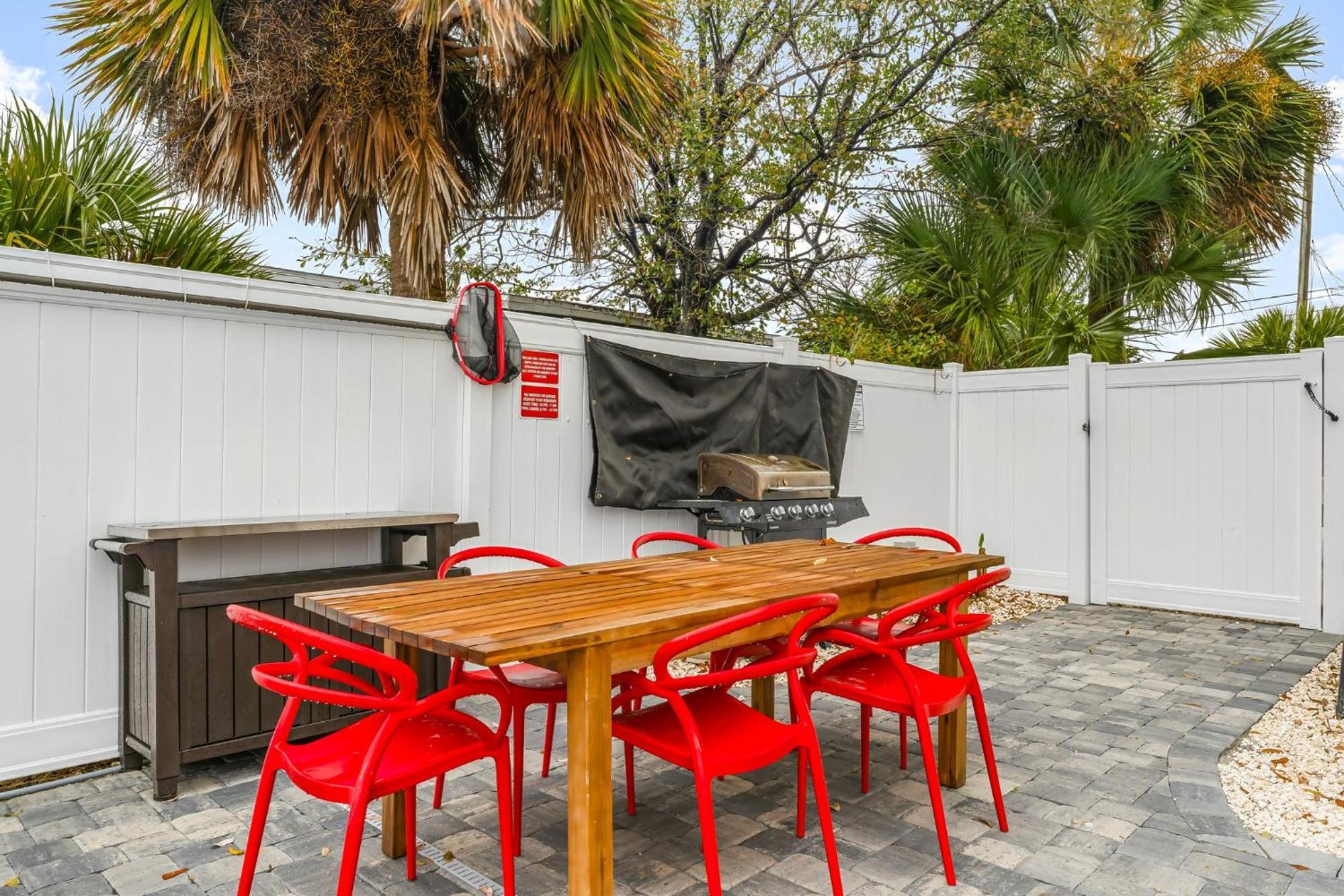 Juicy Vibes Pool Golf Grill Bar Games Near Apartment *